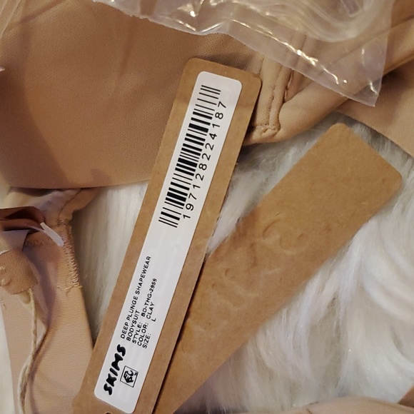 Skims Deep Plunge Thong Shapewear Bodysuit - Clay - Picture 14 of 14